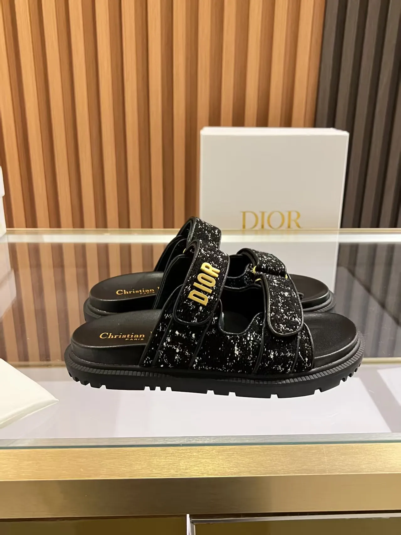 👟👟Ex-factory price 480👟👟 Dior classic popular sandals Step into the fashion territory of Dior slippers and encounter the ultimate fusion of elegance and comfort. The upper is engraved with the Christian Dior Paris logo using exquisite embroidery technology. The delicate stitching tells the brand's profound heritage and is fully recognizable.   Made of high-quality materials, it feels soft and fits your feet, as if it is a gentle care tailor-made for your feet. The sole is carefully designed and engraved with Christian Dior's lucky star symbol. It is not only a beautiful embellishment, but also provides reliable grip, making every step steady and secure.   It has a simple design and is easy to put on and take off. Whether it is a lazy weekend or a pleasant vacation, it can be easily adapted. Whether paired with casual shorts, casual jeans, or an elegant dress, Dior slippers can instantly enhance the overall style and show a casual fashion attitude.   Dior slippers, in the name of fashion, inject luxurious charm into your life and accompany you with every step you take with confidence and elegance. Material: Fine genuine cowhide upper, outsole, TPR, non-slip and wear-resistant, code number: 35-41 (42 customized)